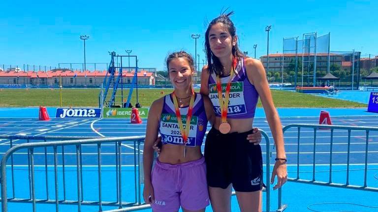 Mireia López y Núria Caballero, con sus medallas. foto: club atletisme tarragona
