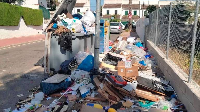 El desfasado contrato y el elevado incivismo llena de basura las calles de Cunit
