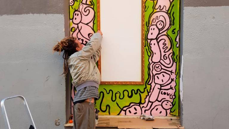 $!Uno de los artistas que participó en la iniciativa del Street Gallery cumplimentando su obra urbana. foto: cedida