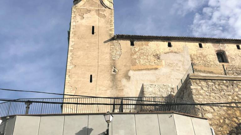 L’església de Barberà de la Conca amb un mur de contenció, que es va instal·lar per les afectacions de l’esquerda. Foto: Anuar Núñez