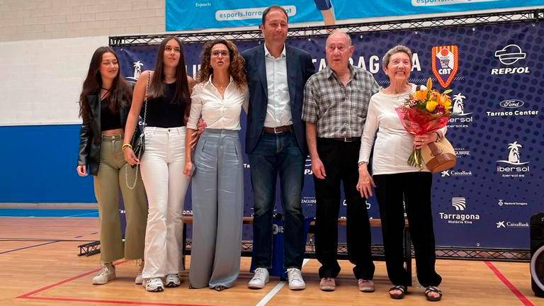 Berni Álvarez junto a su mujer, sus hijas y sus padres en el acto en el que ha anunciado su despedida como entrenador del CBT en el Serallo. FOTO: JAL