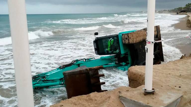 La excavadora se encontraba en la zona haciendo trabajos de reposición de arena. FOTO: Cedida