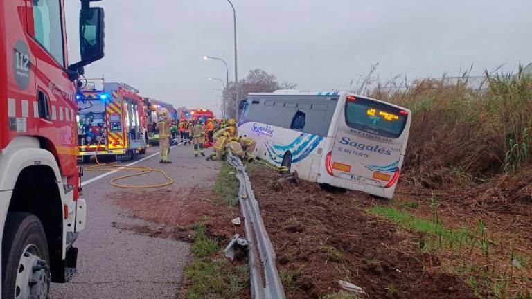 El autobús fuera de la carretera. Foto: Bombers