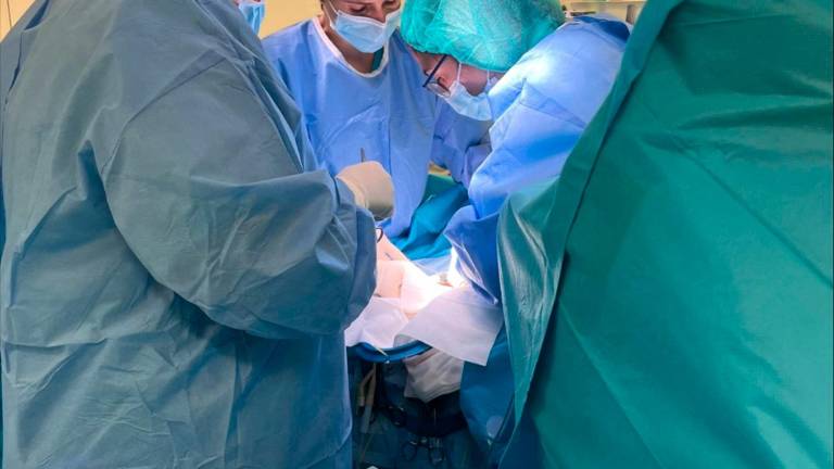 En el quirófano del Hospital Universitari Sant Joan de Reus, un momento de la implantación de un esfínter urinario artificial. Foto: Cedida