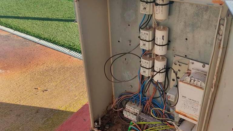 Los ladrones reventaron los armarios de conexiones del campo de fútbol. Foto: Cedida