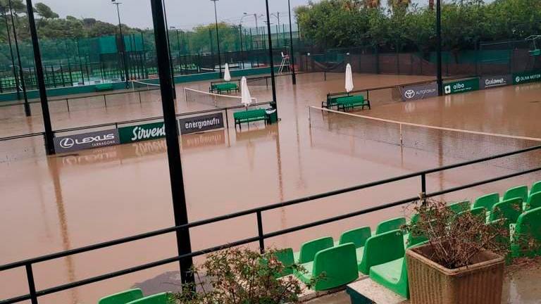 $!La pista central del Tennis Tarragona, el día de las inundaciones. FOTO: F. Huidobro