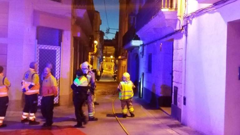 Una persona evacuada por el incendio de una vivienda en Torredembarra