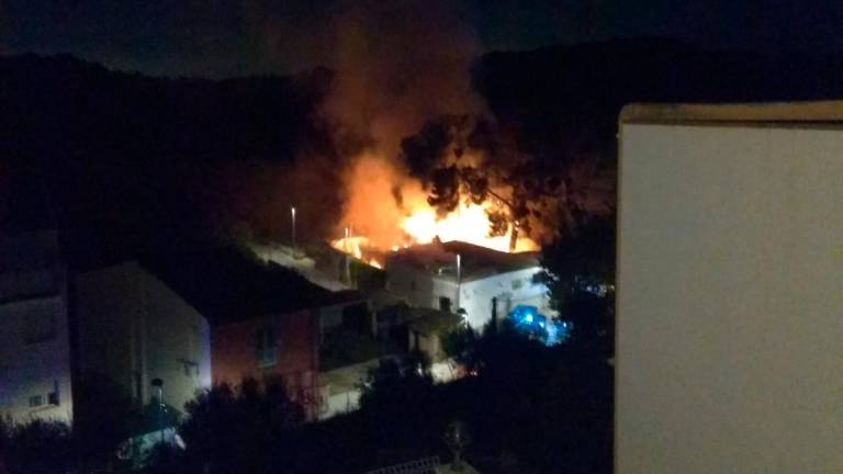 El fuego arrasa un restaurante de La Pobla de Montornès