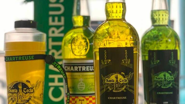 El Barrilet de este año y la botella conmemorativa de Chartreuse. FOTO: Jaume Guasch
