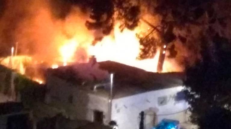 El fuego arrasa un restaurante de La Pobla de Montornès