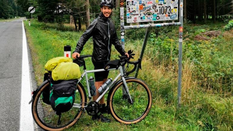 Adrià Palau, con su inseparable bicicleta. Foto: DT