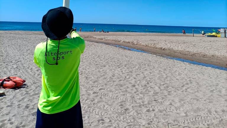 Los socorristas ya vigilan las playas.