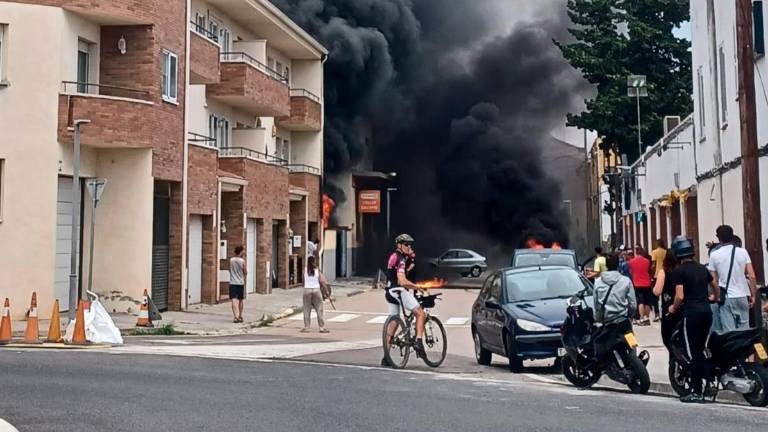 El incendio ha provocado una gran humareda. Foto: DT