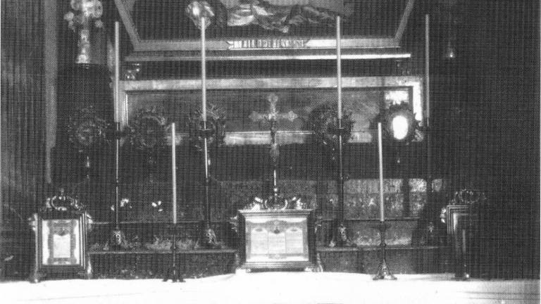 L’antiga urna funerària de santa Ursicina a l’església de l’Ensenyança, abans de la destrucció de 1936. Foto: Col·legi Lestonnac-L’Ensenyança