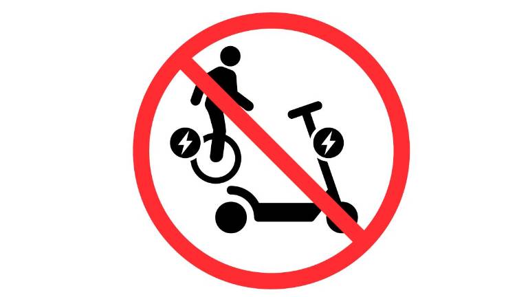 Muchos municipio ya prohiben subir a transporte público con patinetes.