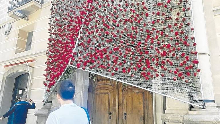 El montaje ‘Endinsa’t a les roses’ decora el Palau Bofarull. FOTO: Alfredo González
