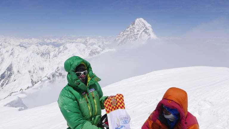 Òscar Cadiach y Ali Sadpara, en la cima del Broad Peak en 2017. FOTO: T. Findik