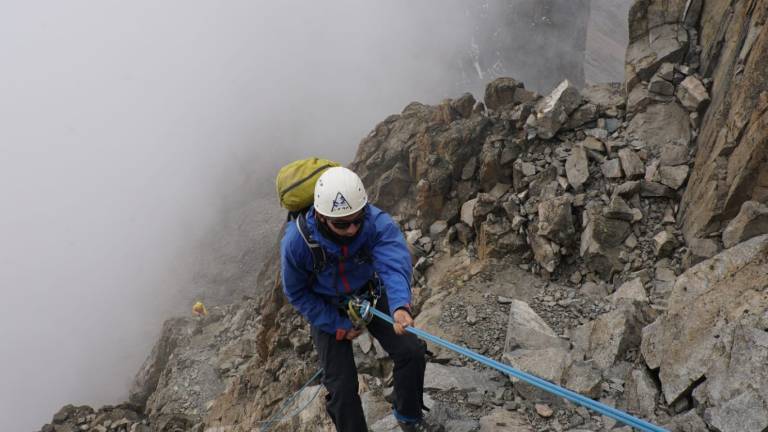 Gerard Descarrega, escalando a travé de una cuerda fija. FOTO: Cedida