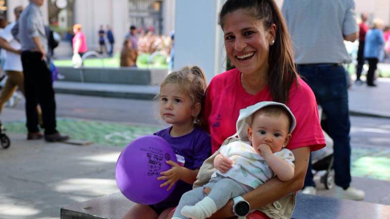 $!Ester Casajuana, que completó el recorrido en 18’49’’, junto a su hija mayor, Bruna, y la recién nacida Violeta, tras ganar la prueba. Foto: Alba Mariné