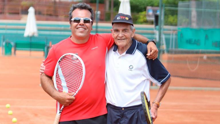 $!El tenista Leandro Campabadal con su técnico Fernando Elvira. Foto: Alba Mariné