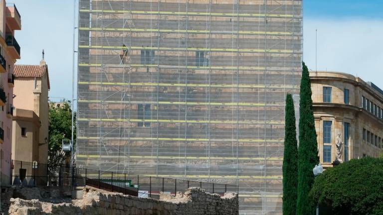 Hace unas semanas que se inició la intervención de recuperaciónde las fachadas de la Torre del Pretori. foto: fabián acidres