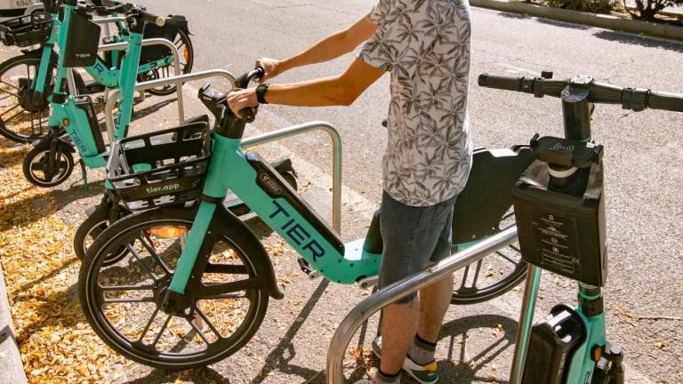Un usuario aparcando la bicicleta eléctrica en una de las calles de la ciudad. Foto: ángel ullate