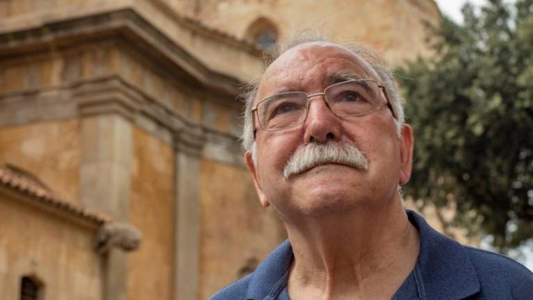 Cristòfol Conesa, davant de la capella de Santa Tecla i del seu estimat campanar. FOTO: Àngel Ullate
