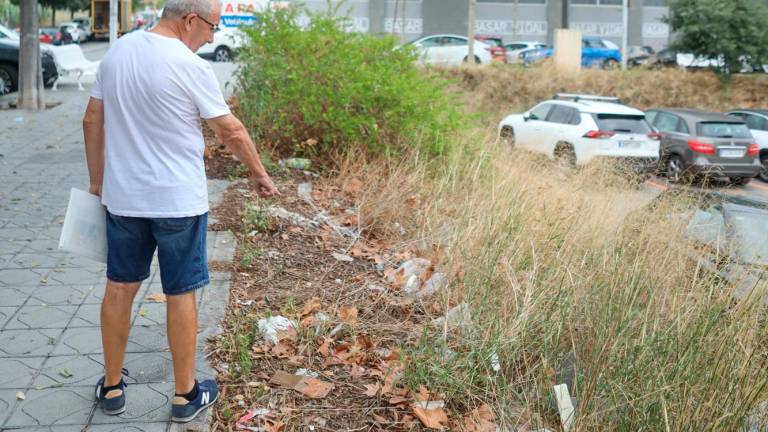 Un vecino de la zona del Hospital Joan XXIII, ayer, mostrando la basura en la calle. Foto: Alba Mariné