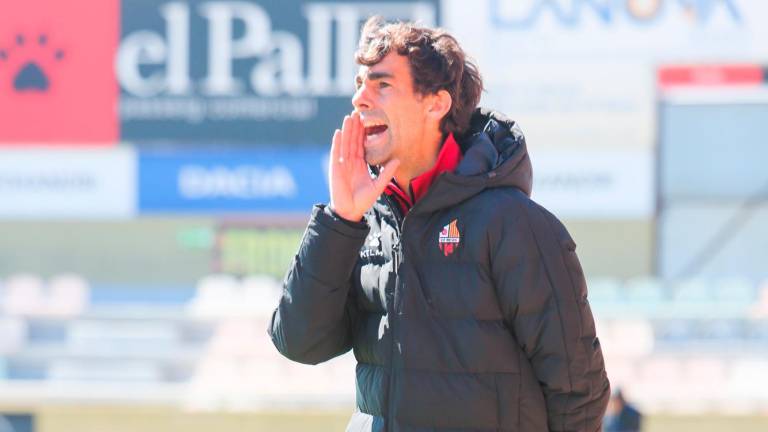 Javi Robles, que acompañará a Marc Carrasco el próximo año al frente del equipo, en la banda del Estadi Municipal de Reus. Foto: Alba Mariné