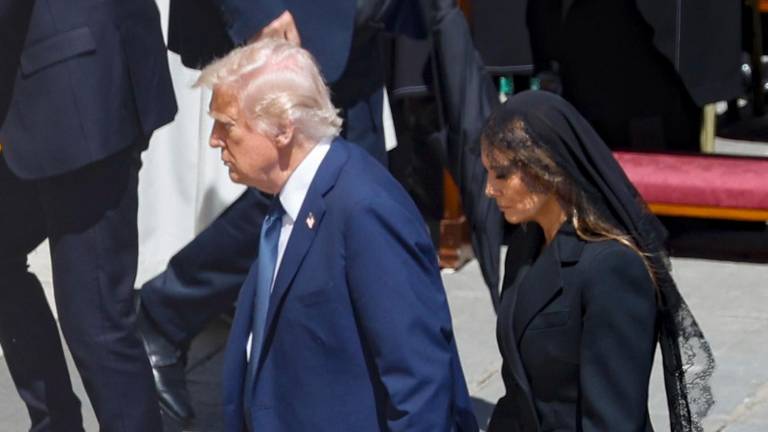 Donald Trump y Melania Trump durante el funeral del Papa. Foto: EFE
