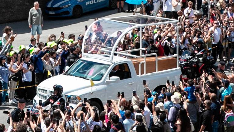 La gente se reúne a lo largo de la carretera mientras el féretro del Papa Francisco es transportado desde la Basílica de San Pedro hasta la Basílica de Santa María la Mayor, después de la ceremonia fúnebre en la Plaza de San Pedro, en Roma. Foto: EFE