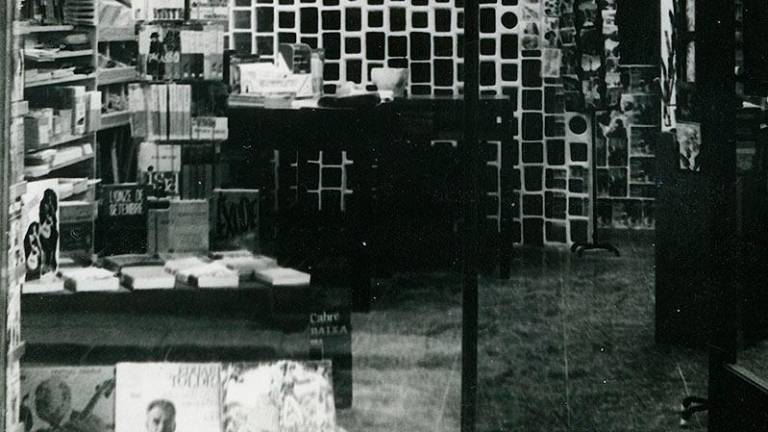 L’interior del negoci, pels volts del 1965, amb una paret de vidres i una sala d’art al fons. Foto: cedida