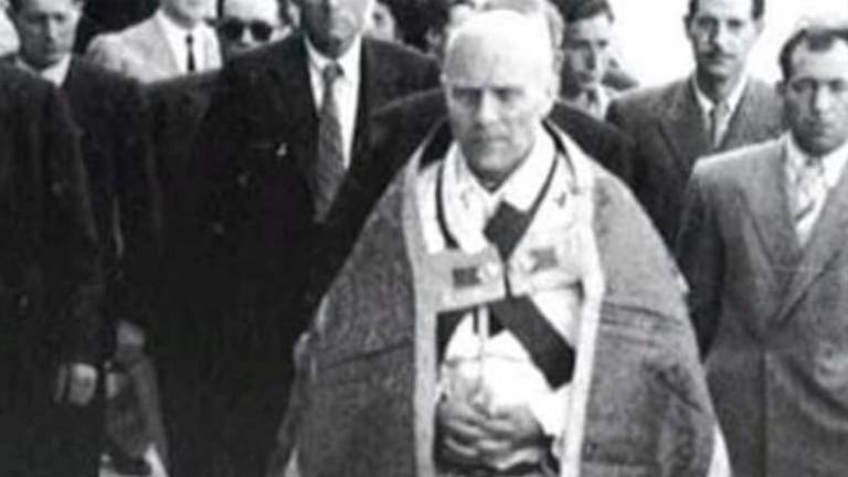 Garcia Roca presidint una processó a Ascó a finals dels anys 40. foto: cedida
