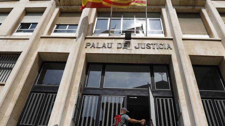 Imagen de ayer del acceso al Palau de Justícia, situado en la calle La Popular. FOTO: PERE FERRÉ