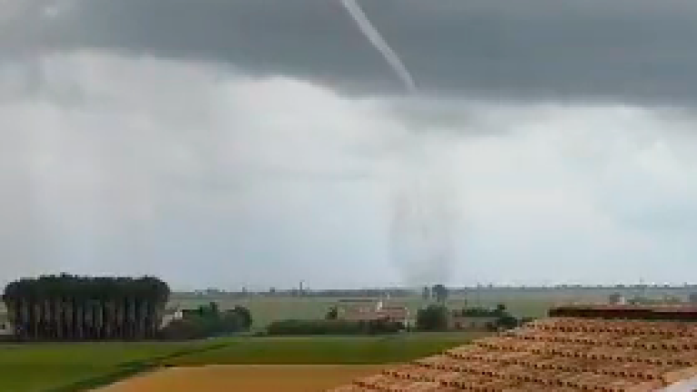 El tornado, desde Camarles. Foto: Captura vídeo Eli Cabrera