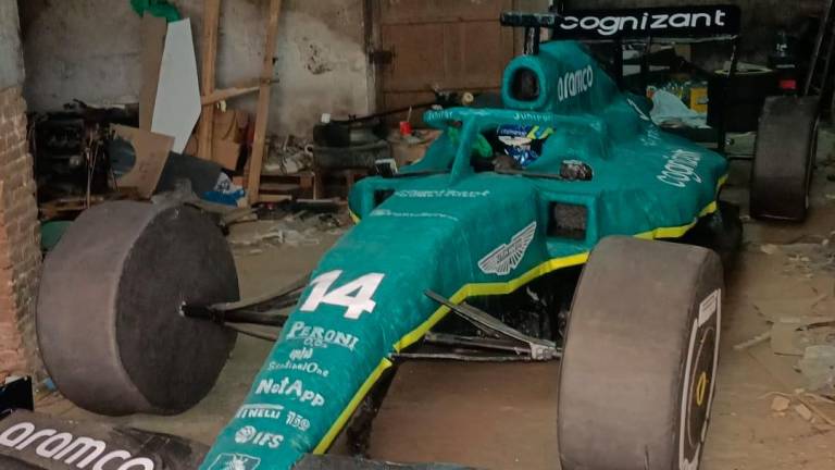 El cotxe de Fórmula 1 que van realitzar i que portaven. Foto: cedida