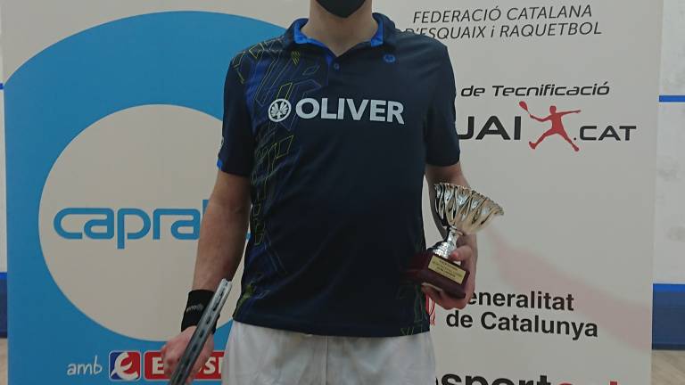Nilo Vidal, con el trofeo de subcampeón. FOTO: Cedida