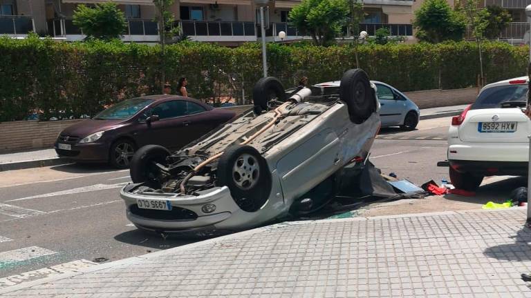 El coche volcado en la calle Tarragona de Salou. FOTO: Maribel Cañellas