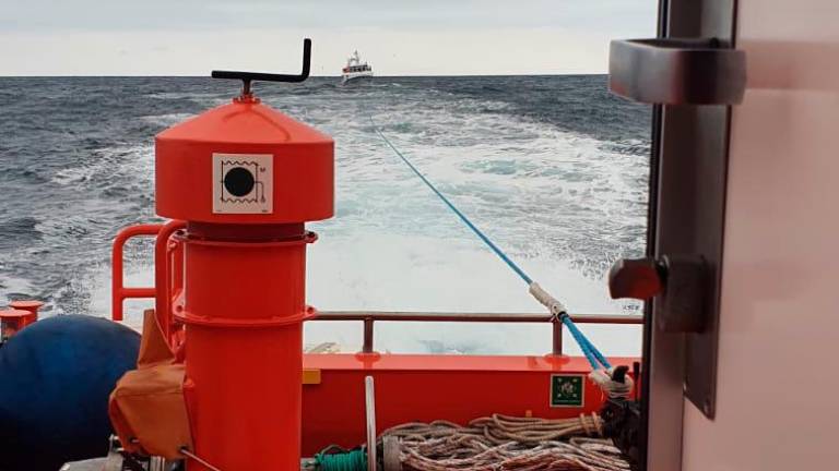La ‘Salvamar Formalhaut’, remolcando el pesquero hacia el puerto de L’Ametlla de Mar. Foto: cedida