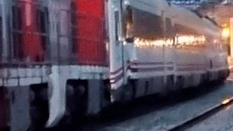Una locomotora y un tren de pasajeros chocan en Vila-seca
