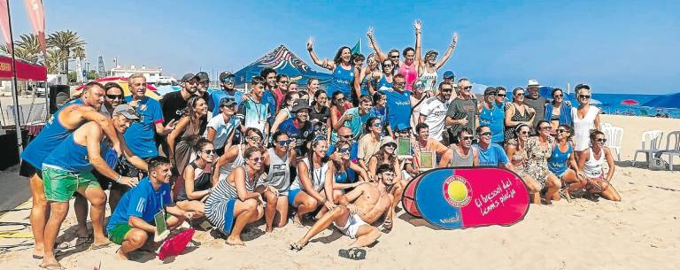 Un gran número de voluntarios del Beach Tenis Torredembarra hicieron posible la organización del torneo. foto: Beach Tenis Torredembarra