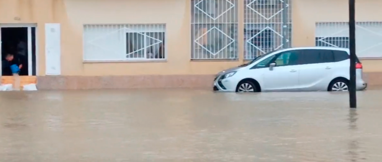 Una calle de Deltebre inundada.