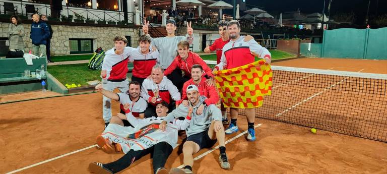 Los jugadores del equipo B del Tennis Tarragona, celebrando su título. FOTO: Cedida