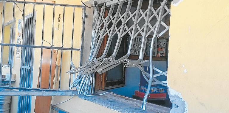 Los ladrones tuvieron que emplearse a fondo para entrar al local. Foto: Cedida