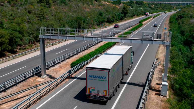 Dos camiones averiados cortan parcialmente la AP-7 en Constantí y Camarles