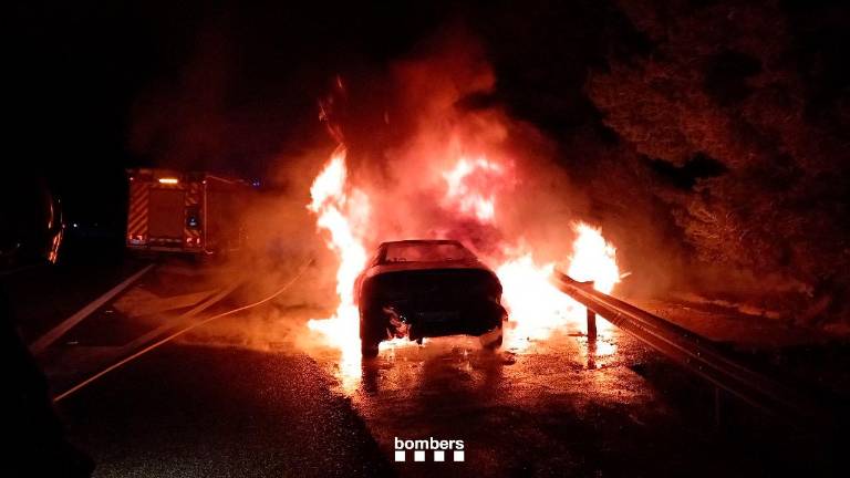 El vehículo en llamas. Foto: Bombers