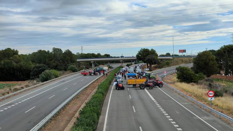 Imagen de los tractores cortando la AP-7 en ambos sentidos. Foto: Iván Alcalá