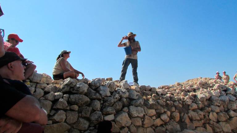 El director de les excavacions, David Garcia, mostra el funcionament d’una clepsidra, objecte religiós trobat al jaciment. Foto: J. Joaquim Buj