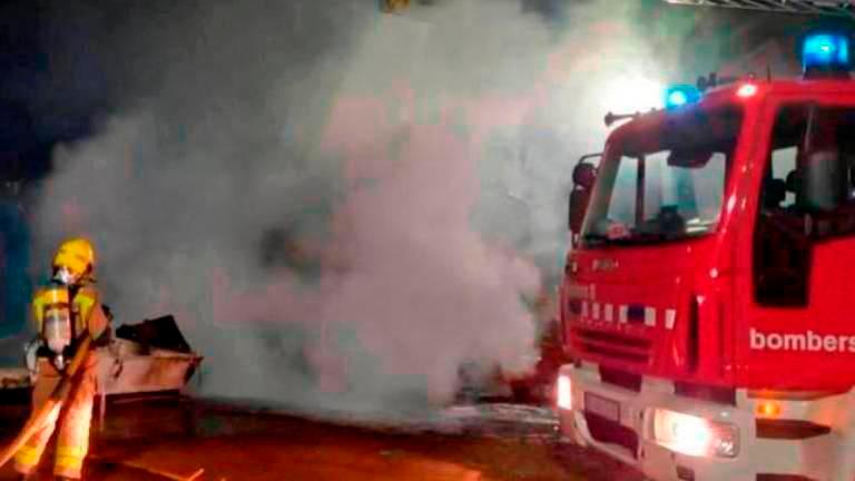 Incendi en un camp d’avellaners a Valls