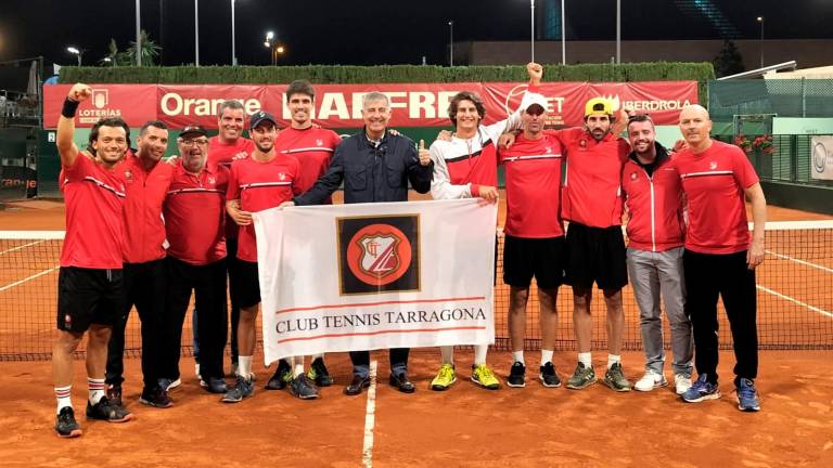 El equipo del Club Tennis Tarragona, junto a su presidente, Luis Salas, en Murcia. FOTO: CTT